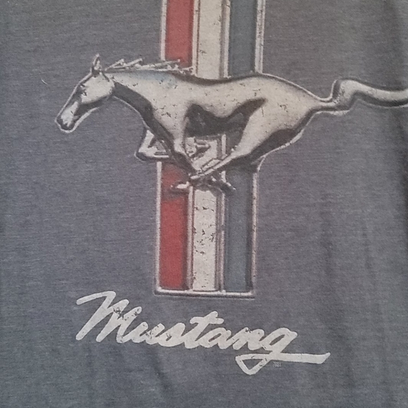 Ford Mustang Logo T-Shirt - Picture 2 of 4